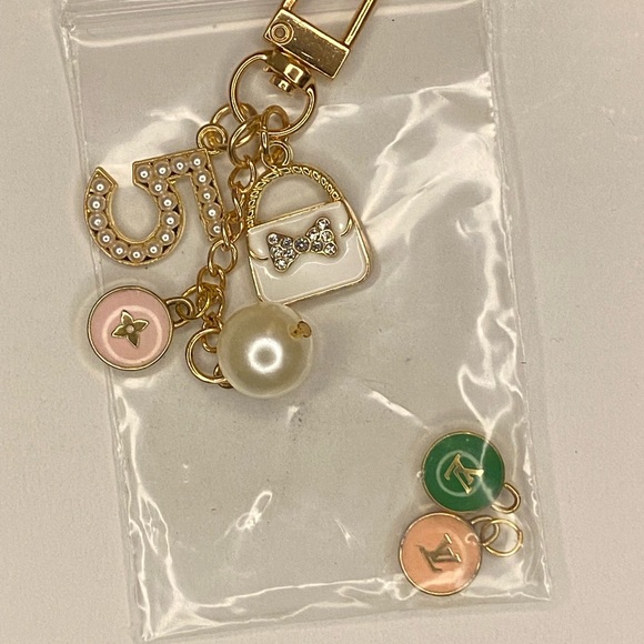 Louis Vuitton LV 3 charms + unbranded charm (flawed) - Picture 2 of 3